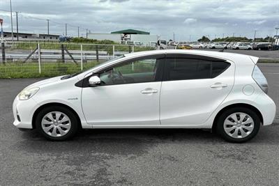 2013 Toyota Aqua - Thumbnail