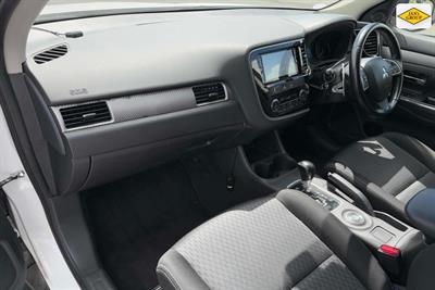 2015 Mitsubishi Outlander - Thumbnail