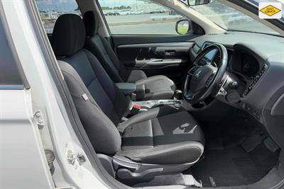 2015 Mitsubishi Outlander - Thumbnail