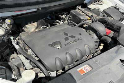 2015 Mitsubishi Outlander - Thumbnail