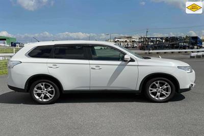 2015 Mitsubishi Outlander - Thumbnail