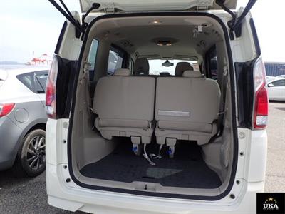 2017 Nissan Serena - Thumbnail