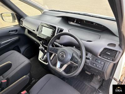 2017 Nissan Serena - Thumbnail