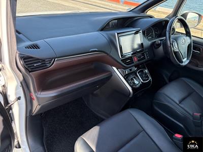 2015 Toyota Esquire - Thumbnail