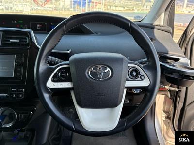 2016 Toyota Prius - Thumbnail