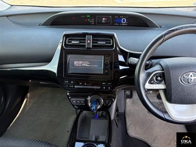 2016 Toyota Prius - Thumbnail