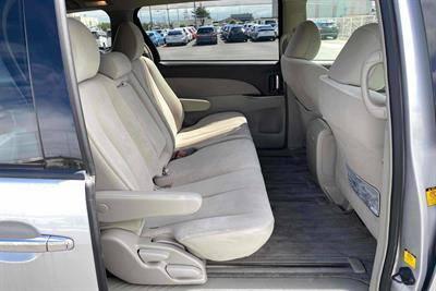 2012 Toyota Estima - Thumbnail