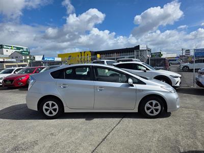 2014 Toyota Prius - Thumbnail