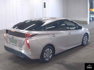 2016 Toyota Prius - Thumbnail