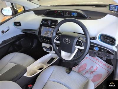 2016 Toyota Prius - Thumbnail