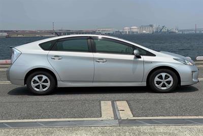 2014 Toyota Prius - Thumbnail
