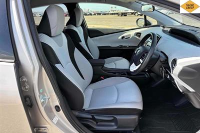 2016 Toyota Prius - Thumbnail