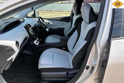 2016 Toyota Prius - Thumbnail