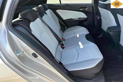 2016 Toyota Prius - Thumbnail