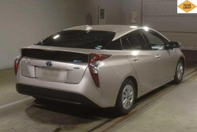 2016 Toyota Prius - Thumbnail
