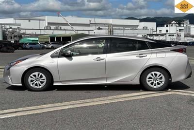 2016 Toyota Prius - Thumbnail