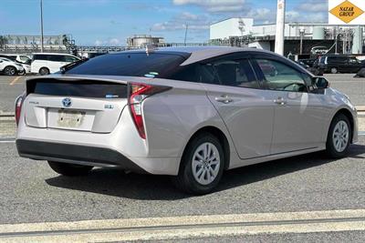 2016 Toyota Prius - Thumbnail