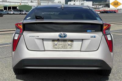 2016 Toyota Prius - Thumbnail