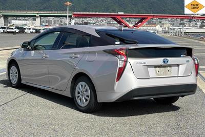 2016 Toyota Prius - Thumbnail