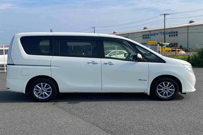 2015 Nissan Serena - Thumbnail