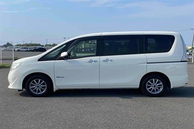 2015 Nissan Serena - Thumbnail