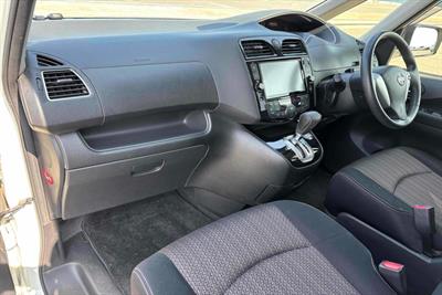 2014 Nissan Serena - Thumbnail