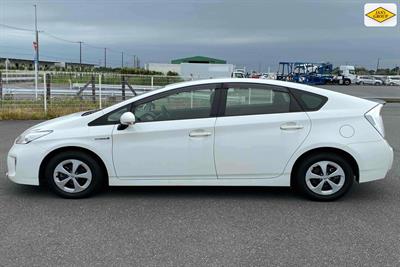2014 Toyota Prius - Thumbnail