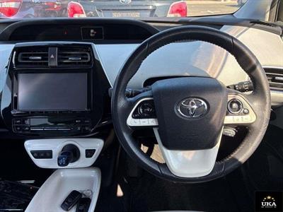 2016 Toyota Prius - Thumbnail