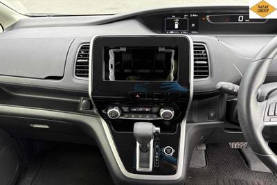 2017 Nissan Serena - Thumbnail