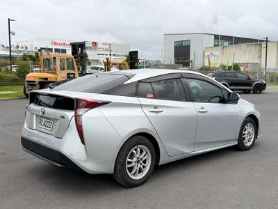 2018 Toyota Prius - Thumbnail