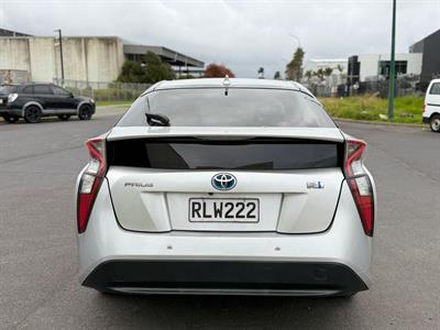2018 Toyota Prius - Thumbnail