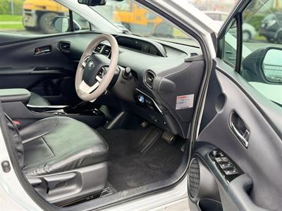 2018 Toyota Prius - Thumbnail