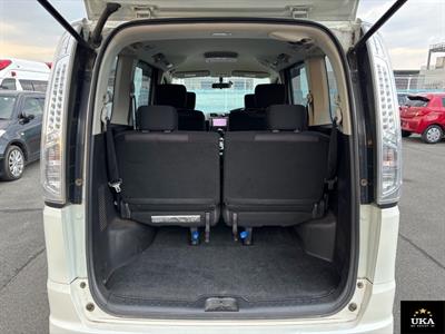 2013 Nissan Serena - Thumbnail