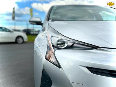 2016 Toyota Prius - Thumbnail