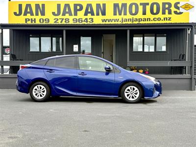 2016 Toyota Prius - Thumbnail