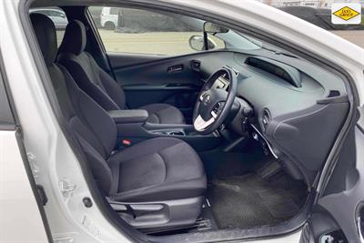 2018 Toyota Prius - Thumbnail