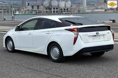 2018 Toyota Prius - Thumbnail