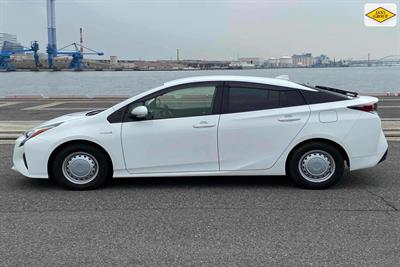 2018 Toyota Prius - Thumbnail
