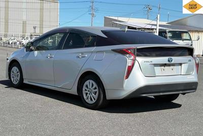 2016 Toyota Prius - Thumbnail