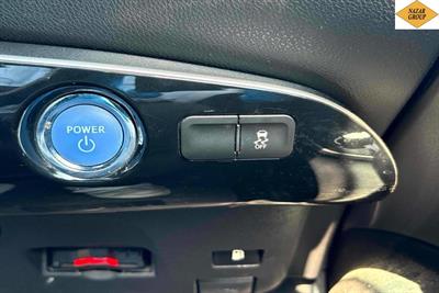 2016 Toyota Prius - Thumbnail