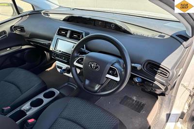 2016 Toyota Prius - Thumbnail