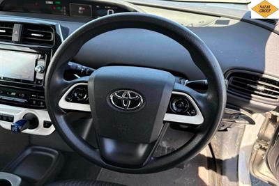 2016 Toyota Prius - Thumbnail