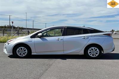 2016 Toyota Prius - Thumbnail