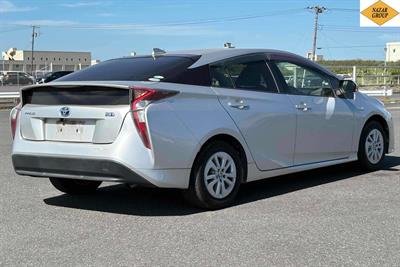 2016 Toyota Prius - Thumbnail