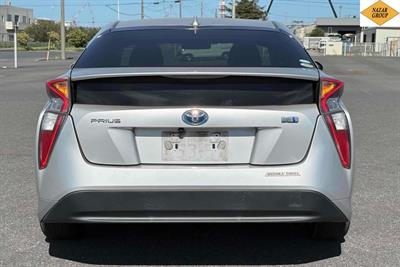 2016 Toyota Prius - Thumbnail
